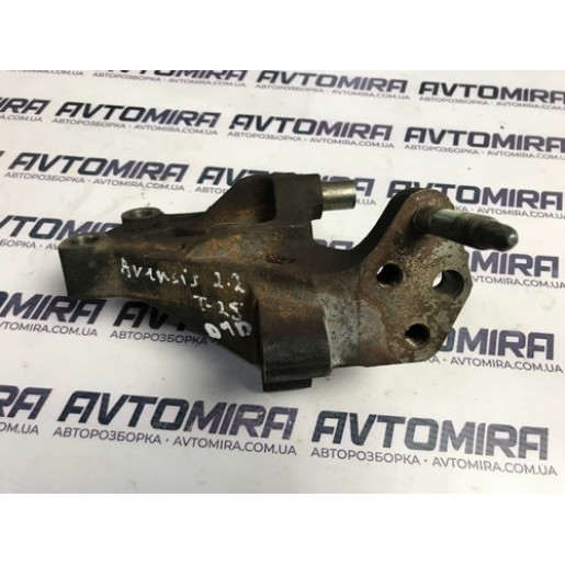 Кронштейн двигуна правий Toyota Avensis T25 2.2 D-4D 2003-2008 1231526020